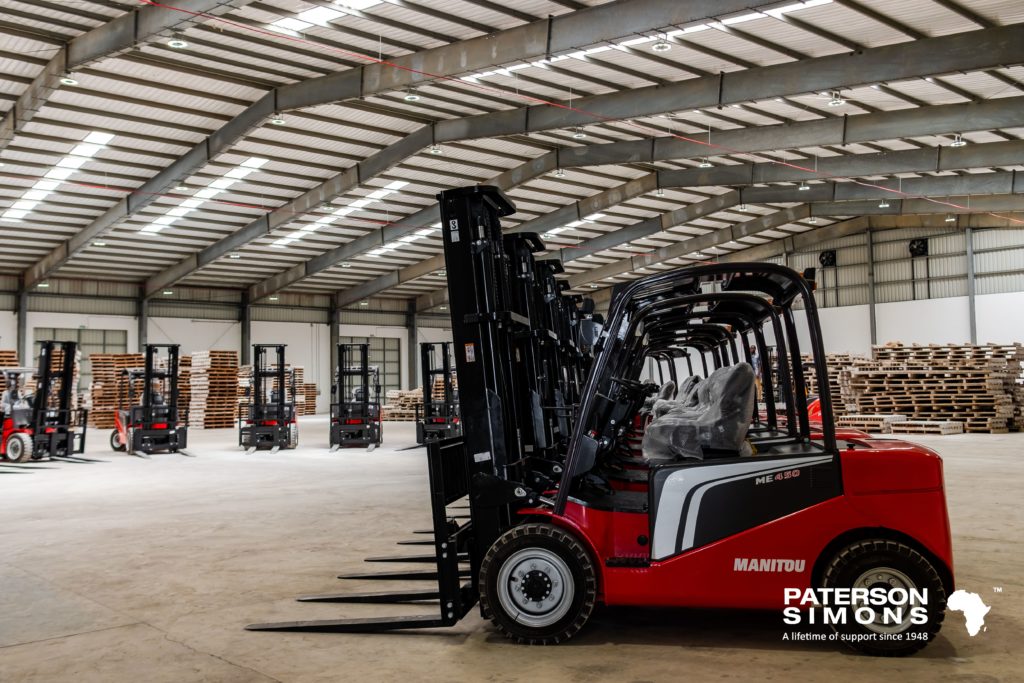 The Manitou ME 450 5t Electric forklift truck boasts a lifting capacity of up to 5000 kg and meets the current requirements of all industrial markets with its electric-motor-driven design.