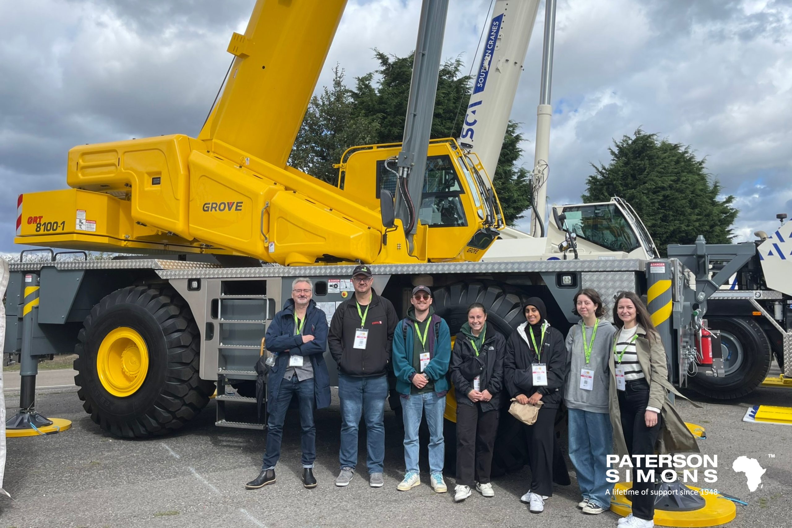 L'équipe est photographiée devant une grue tout-terrain Manitowoc Grove GRT8100 100T (nous en avons récemment livré une au Libéria). De gauche à droite : John Traynor, Gavin Sengers, George Protheroe, Millie Colbran, Aya Hezam, Heather Lewis et Anxhela Karati